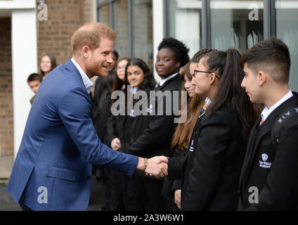 Il Duca di Sussex incontra gli alunni durante una visita a Nottingham Academy durante la sua visita a segnare giornata mondiale della salute mentale. Foto Stock