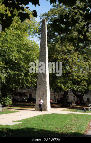 L'obelisco al centro di frondosi Queen Square in Bath Regno Unito Foto Stock