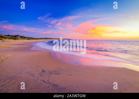 Borso Del Grappa spiaggia al tramonto visto dal molo. Una lunga esposizione impostazioni applicate Foto Stock