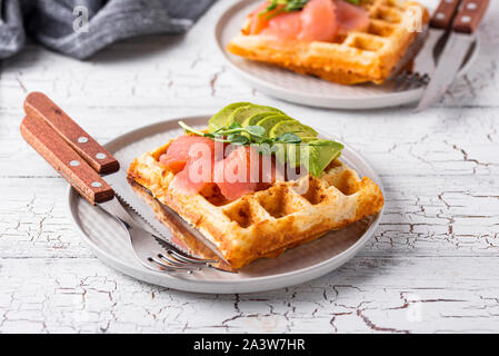 Cheto cialda di formaggio con avocado Foto Stock