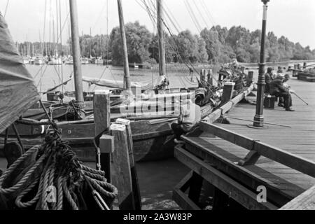 Schiffe im Hafen von Hoorn, Niederlande 1971. Delle navi nel porto di Hoorn, Paesi Bassi 1971. Foto Stock