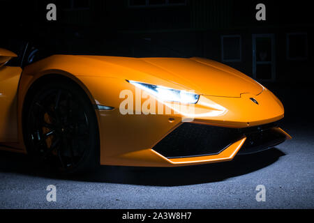 La pittura di luce di una Lamborghini supercar in uno studio con un sfondo nero Foto Stock