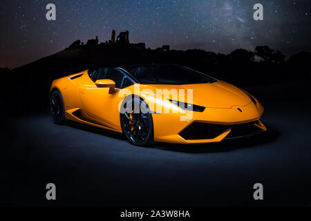 La pittura di luce di una Lamborghini supercar in uno studio con un composito di Corfe Castle e la via lattea preso da me Foto Stock