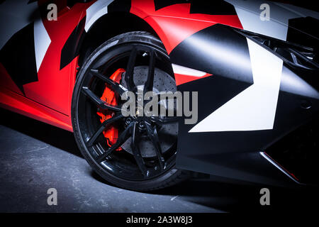 La pittura di luce di una Lamborghini supercar in uno studio con un sfondo nero Foto Stock