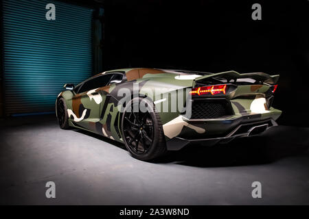 La pittura di luce di una Lamborghini supercar in uno studio con un sfondo nero Foto Stock