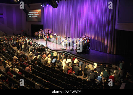 Persone in preghiera durante un servizio domenicale a Thomas Road Baptist Church di Lynchburg, VA, Stati Uniti d'America Foto Stock