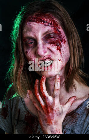 Close-up verticale di orribili zombie donna con ferite. Orrore. Poster di Halloween. La grida femmina zombie Foto Stock