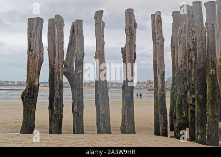 SAINT-MALO, Francia, 30 Settembre 2019 : i frangiflutti sono strutture costruite vicino le coste come parte della gestione delle zone costiere o per proteggere un anchora Foto Stock