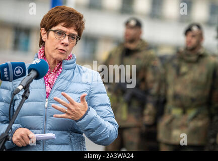 Rukla, Lituania. 10 ottobre, 2019. Annegret Kramp-Karrenbauer (CDU), Segretario della Difesa, dà un comunicato stampa durante la sua visita alla maggiore presenza di avanzamento (eFP) Gruppo di combattimento. Il programma della due giorni di viaggio in Lituania, Estonia e Lettonia comprende politica colloqui e visite ai soldati tedeschi distribuito. Credito: Monika Skolimowska/dpa-Zentralbild/dpa/Alamy Live News Foto Stock