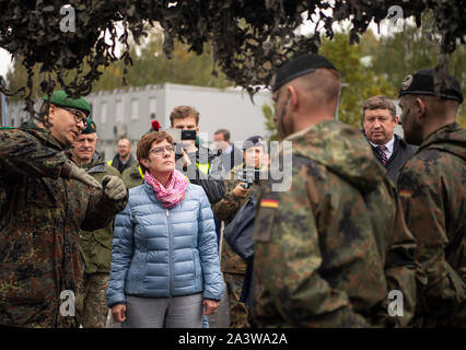 Rukla, Lituania. 10 ottobre, 2019. Annegret Kramp-Karrenbauer (CDU), il ministro della Difesa, parteciperà alla presentazione di maggiore presenza in avanti (eFP) Gruppo di combattimento. Il programma della due giorni di viaggio in Lituania, Estonia e Lettonia comprende politica colloqui e visite ai soldati tedeschi distribuito. Credito: Monika Skolimowska/dpa-Zentralbild/dpa/Alamy Live News Foto Stock