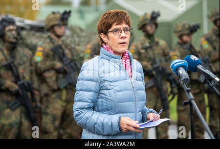 Rukla, Lituania. 10 ottobre, 2019. Annegret Kramp-Karrenbauer (CDU), Segretario della Difesa, dà un comunicato stampa durante la sua visita alla maggiore presenza di avanzamento (eFP) Gruppo di combattimento. Il programma della due giorni di viaggio in Lituania, Estonia e Lettonia comprende politica colloqui e visite ai soldati tedeschi distribuito. Credito: Monika Skolimowska/dpa-Zentralbild/dpa/Alamy Live News Foto Stock