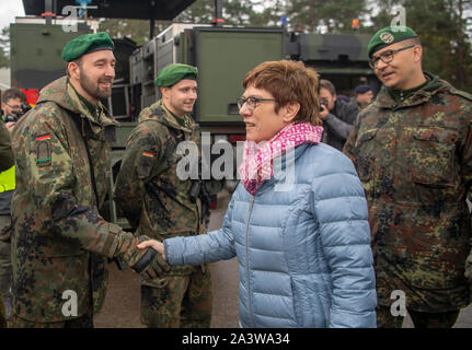 Rukla, Lituania. 10 ottobre, 2019. Annegret Kramp-Karrenbauer (CDU), il ministro della Difesa, prende parte alla presentazione delle possibilità di maggiore presenza in avanti (eFP) Gruppo di combattimento durante la sua visita e accoglie con favore i soldati. Il programma della due giorni di viaggio in Lituania, Estonia e Lettonia comprende politica colloqui e visite ai soldati tedeschi distribuito. Credito: Monika Skolimowska/dpa-Zentralbild/dpa/Alamy Live News Foto Stock