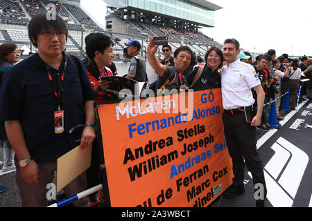 Il circuito di Suzuka, Suzuka City, Giappone. 10 ottobre, 2019. Formula Uno Gran Premio del Giappone, gli arrivi di giorno; i fan giapponesi con un team McLaren gli stati - Editoriale usare carte di credito: Azione Plus sport/Alamy Live News Foto Stock