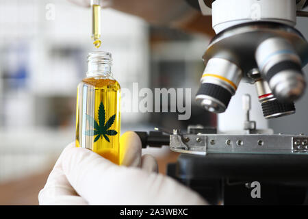 CBD olio nel laboratorio di analisi mediche Foto Stock