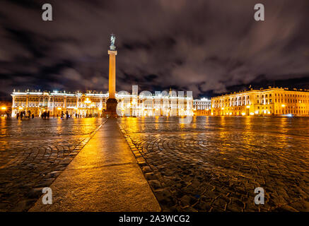 Piazza del Palazzo con la colonna Alexander, l'Hermitage o il Palazzo d'Inverno, San Pietroburgo, Russia di notte Foto Stock