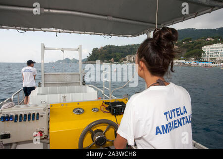 Servizio di pulizia del mare, in accordo con la onlus guardia costiera ausiliaria, un'apposita imbarcazione raccoglie i rifiuti galleggianti, li sbarc Foto Stock