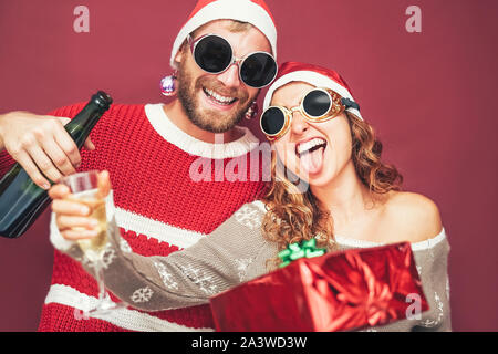 ragazza eccitata con una bottiglia di alcol durante il rave in discoteca  Foto stock - Alamy