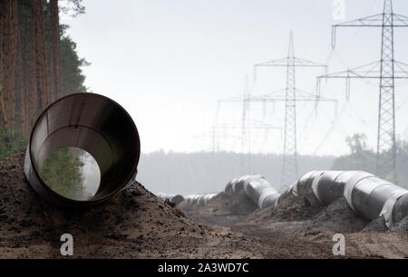 27 settembre 2019, il Land Brandeburgo, Baruth/Mark: tubi per il gas europeo Eugal Link si trovano vicino Radeland nel distretto di Teltow-Fläming su un percorso in corrispondenza del bordo della foresta. La pipeline integrata da GASCADE Gastransport GmbH prevede il trasporto di gas dal Nord Stream 2 dal Mar Baltico più a sud. A 272 chilometri, la sezione più lunga del 480-chilometro gasdotto da Lubmin alla Repubblica Ceca viene eseguito attraverso il Land di Brandeburgo. Foto: Soeren Stache/dpa-Zentralbild/ZB Foto Stock