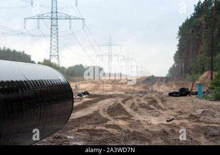 27 settembre 2019, il Land Brandeburgo, Baruth/Mark: tubi per il gas europeo Eugal Link si trovano vicino Radeland nel distretto di Teltow-Fläming su un percorso in corrispondenza del bordo della foresta. La pipeline integrata da GASCADE Gastransport GmbH prevede il trasporto di gas dal Nord Stream 2 dal Mar Baltico più a sud. A 272 chilometri, la sezione più lunga del 480-chilometro gasdotto da Lubmin alla Repubblica Ceca viene eseguito attraverso il Land di Brandeburgo. Foto: Soeren Stache/dpa-Zentralbild/ZB Foto Stock