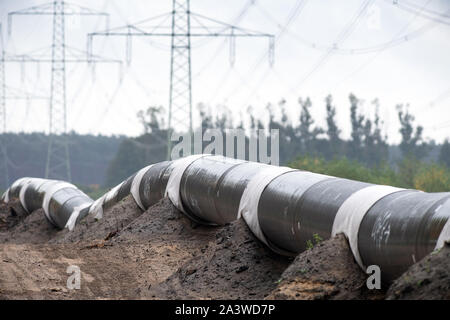 27 settembre 2019, il Land Brandeburgo, Baruth/Mark: tubi per il gas europeo Eugal Link si trovano vicino Radeland nel distretto di Teltow-Fläming su un percorso in corrispondenza del bordo della foresta. La pipeline integrata da GASCADE Gastransport GmbH prevede il trasporto di gas dal Nord Stream 2 dal Mar Baltico più a sud. A 272 chilometri, la sezione più lunga del 480-chilometro gasdotto da Lubmin alla Repubblica Ceca viene eseguito attraverso il Land di Brandeburgo. Foto: Soeren Stache/dpa-Zentralbild/ZB Foto Stock