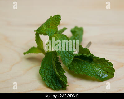 Le foglie di menta , verdure Cibi sani , posto su una tavola di legno. Foto Stock