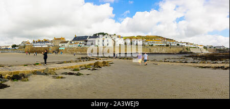 I visitatori e i turisti a piedi lungo la spiaggia tra Marazion e Saint Michaels Monte Isola in Cornovaglia Foto Stock