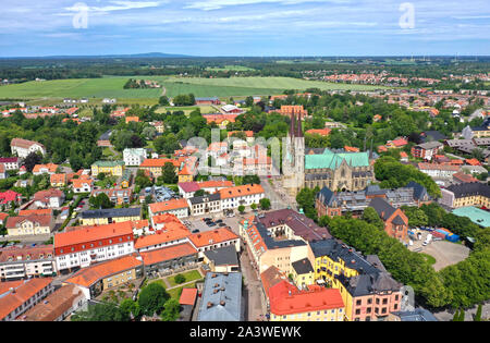 SKARA 20190625Drönarbild över Skara. Skara domkyrka är Skara stifts katedral och en av Sveriges största kyrkor. Sankta Maria är domkyrkans skyddshelgon. Vista aerea di Skara. Foto Jeppe Gustafsson Foto Stock