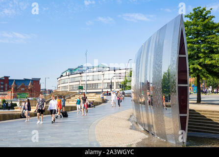 Il bordo di taglio Fontana al di fuori della stazione ferroviaria covone Square Sheffield South Yorkshire England Regno Unito GB Europa Foto Stock
