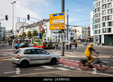 22.09.2019, Bonn, Renania settentrionale-Vestfalia, Germania - incrocio con i pedoni, ciclisti, automobili e autobus. 22.09.2019, Bonn, la Renania settentrionale-Vestfalia, DEU Foto Stock