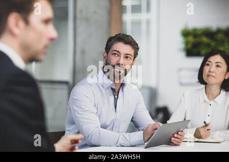Il business aziendale dirigenti ad ascoltare in una riunione consiglio di amministrazione Foto Stock