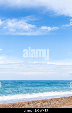 Spiaggia vuota, verticale foto di sfondo. Naturale paesaggio estivo di sabbia sulla costa del mare sotto nuvoloso cielo blu Foto Stock