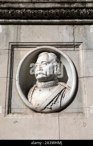 Ritratto scolpito del colonnello Frederick Burnaby, in Burnaby monumento, situato nel parco di San Philips nella cattedrale di Birmingham, UK. Il colonnello Foto Stock