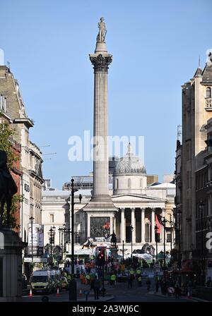 Westminster. Regno Unito. Il 10 ottobre 2019. Una vista di Trafalger square da Whitehall che mostra la ribellione di estinzione tende, polizia e Nelsons Column. Estinzione della ribellione proteste. Westminster. Londra. Regno Unito. Credito Bowden Garry/Sport in immagini/Alamy Live News. Foto Stock