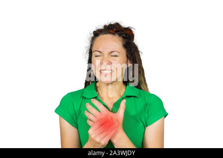 La donna che soffre di dolori a mano. Una donna massaggiare la sua mano dolorosa. Il dolore acuto nel polso. Foto Stock