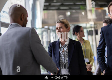 I dirigenti aziendali incontro a un evento di networking Foto Stock