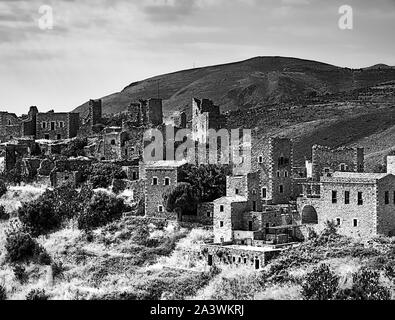 Immagine in bianco e nero del castello medievale Borgo di Vathia su di una scogliera sul mare nella regione di Mani, Peloponneso e Grecia. Foto Stock