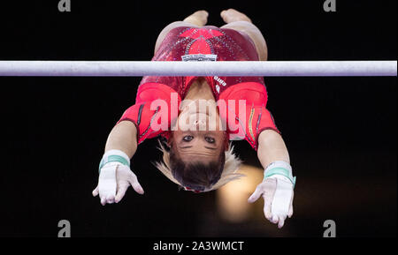 Il 10 ottobre 2019, Baden-Wuerttemberg, Stoccarda: ginnastica: campionato del mondo, tutto intorno, donne, finale. Elisabeth Seitz dalla Germania esegue su barre irregolari. Foto: Marijan Murat/dpa Foto Stock