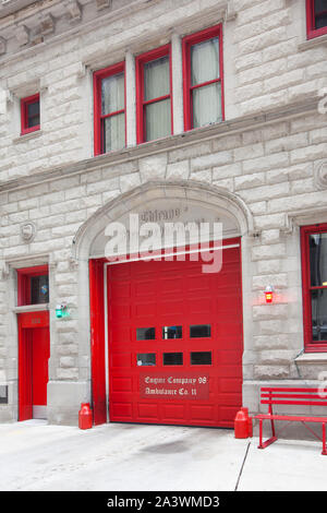 Chicago, Illinois, Stati Uniti - dettaglio della porta dell'edificio di Chicago Fire Department. Foto Stock