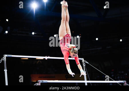 Il 10 ottobre 2019, Baden-Wuerttemberg, Stoccarda: ginnastica: campionato del mondo, tutto intorno, donne, finale. Elisabeth Seitz dalla Germania esegue su barre irregolari. Foto: Tom Weller/dpa Foto Stock