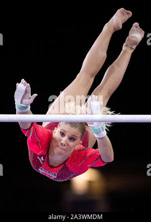 Il 10 ottobre 2019, Baden-Wuerttemberg, Stoccarda: ginnastica: campionato del mondo, tutto intorno, donne, finale. Elisabeth Seitz dalla Germania esegue su barre irregolari. Foto: Marijan Murat/dpa Foto Stock