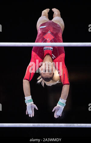 Il 10 ottobre 2019, Baden-Wuerttemberg, Stoccarda: ginnastica: campionato del mondo, tutto intorno, donne, finale. Elisabeth Seitz dalla Germania esegue su barre irregolari. Foto: Marijan Murat/dpa Foto Stock