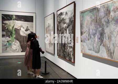 Changsha, provincia cinese di Hunan. 10 ottobre, 2019. La gente visita Hunan Art Museum di Changsha, centrale provincia cinese di Hunan, Ottobre 10, 2019. Credito: Chen Sihan/Xinhua/Alamy Live News Foto Stock