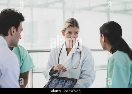 I professionisti del settore medico per discutere i risultati in un ospedale Foto Stock