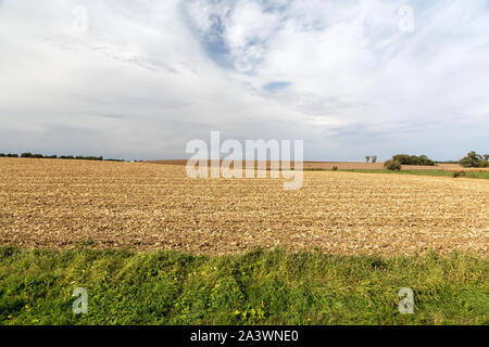 Arare i campi di mais in rural Iowa alla fine della caduta la raccolta del granoturco Foto Stock