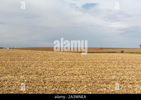 Arare i campi di mais in rural Iowa alla fine della caduta la raccolta del granoturco Foto Stock