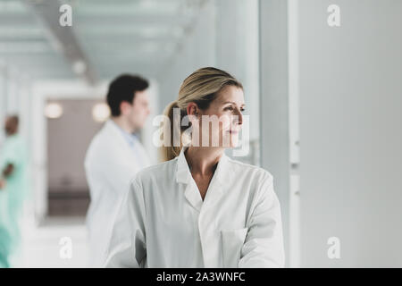 Ritratto di fiducia medico donna in ospedale Foto Stock