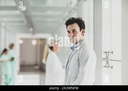 Ritratto di fiducia medico maschio in ospedale Foto Stock