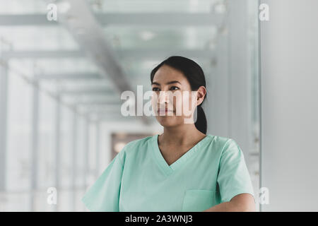 Ritratto di fiducioso chirurgo femmina in ospedale Foto Stock