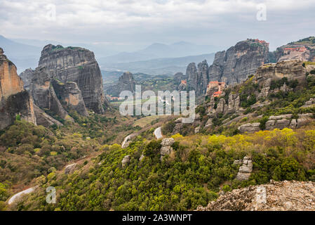 Valle di Meteora e quattro monasteri sulle rocce Foto Stock