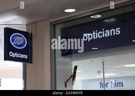 Leatherhead Surrey, Regno Unito - Boots Opticians e sentire l'assistenza situato nel centro di Swan Leatherhead, 2019 ore diurne Foto Stock